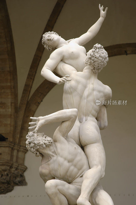 《抢夺萨平妇女》(The Rape of the Sabine Women)，大理石雕像